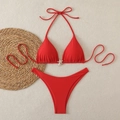 Rode halter bikini set met zilveren zeester gesp plat neergelegd op beige linnen stof - S / Rood