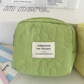 Primer plano de la bolsa acolchada de flores verde menta con etiqueta de lona y cremallera - Verde
