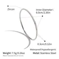 Dettaglio del bracciale rigido in acciaio argento con zirconi e diametro 6,0 cm - 6.0cm / Argento