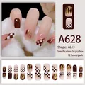 Détails de faux ongles marron café avec motifs en damier et éclats de feuilles d'or - Damier Café Foncé Feuille d'Or Estompée (A628)