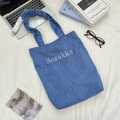 Detailweergave van de blauwe geblokte canvas shopper met ruches aan de schouderbanden - Blauw Geruit