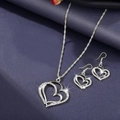 Silbernes Doppelherz Schmuckset mit Halskette und Ohrringen auf blauem Satin - Doppelherz Halskette Ohrringe / Silber