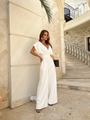 Elegante mono blanco con cuello en V, pantalones de pernera ancha y cintura entallada - S / Blanco