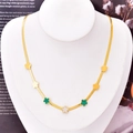 Collana a catena serpente dorata con ciondoli a fiore bianchi, verdi e oro su un busto - Collana con Fiore a Cinque Foglie