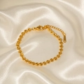 Detail eines 18k vergoldeten Edelstahlarmbandes mit Herzgliedern und Karabiner - Herz Gliederkette Armband / Gold
