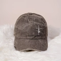 Dettaglio del ricamo bianco Faith e della croce su cappellino in cotone grigio lavato - Taglia unica / caffè