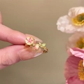 Anillo ajustable bañado en oro 18k con flor de esmalte rosa y hojas verdes - Estilo Rama de Flor de Durazno (HR2494)