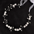 Dettaglio di cerchietto sposa con fiori di seta fatti a mano e perle su filo d'argento - Argento