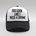 Casquette trucker classique noir et blanc avec texte YOU LOOK LIKE I NEED A DRINK - Noir & Blanc