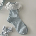 Chaussettes en maille bleu clair avec bordure en dentelle blanche et motif nœud - Rose bonbon