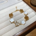 Détail du bracelet fleuri vintage français avec fermoir mousqueton doré et chaîne réglable - Sept Fleurs / Blanc-Café