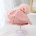 Detalle de boina de punto rosa con pompón que muestra la textura suave y costuras - 2-4 Años / Rosa