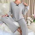 Damen Schlafanzug-Set aus grauem Rippstrick mit Wellensaum und kleiner schwarzer Schleife - S / Grau