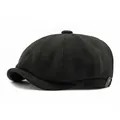 Cappello newsboy classico in finta pelle scamosciata nera con design retrò e spilla in metallo - Regolabile (55-59cm) / Nero