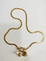 Collier chaîne serpent plate dorée avec pendentif cœur, lettre E et détail perle - Lettre E