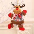 Kerst rendier pluche hanger met rode neus en geruite sjaal aan een boomtak decor - Rendier
