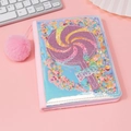 Rosa A5 Notizbuch mit 3D-Lollipop-Design, Glitzer-Pailletten und weichem Kunstfellrand - 3D Lolli/Treibsand Pailletten/Rosa Bommel / Rosa Lutscher