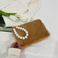 Schicke kleine Pelztasche in Kamel mit elegantem Perlengriff und weichem Plüschmaterial - Braun