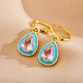 Detailansicht der Ohrringe mit rosa Zirkonia im Birnenschliff und himmelblauer Emaille - Tropfenanhänger / Blau & Rosa