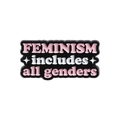 Zwarte emaille pin met roze tekst over feminisme inclusief alle genderidentiteiten - Feminisme Omvat Alle Geslachten (QHXZ1655)