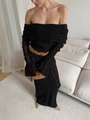 Elegante zwarte off-shoulder gehaakte gebreide midi-jurk met riem voor vakantie en stijl - S / Zwart