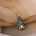 Collier plaqué or 18 carats avec pendentif ours à couronne et zircons bleus fins - Style Ours Couronné avec Pave Zirconia Bleu (23874)