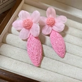 Elegantes pendientes de flores de tela rosa con borlas de paja en un estuche - Borla de paja con flores de gasa rosa claro (Earring Post)