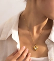 Collier cœur en acier titane doré avec cristal transparent sur mannequin femme - Collier cœur zircon blanc