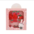 Nahaufnahme des Erdbeeren-Haarschmuck-Sets für Mädchen in rosa Kaninchen-Box - 23: Rote Erdbeere Set