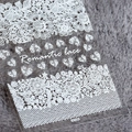 Adesivi per unghie in pizzo bianco con motivi a cuore su sfondo di peluche KX015 - Stile Pizzo Bianco (KX015)