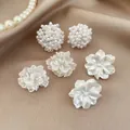 Dettaglio di un elegante set di orecchini a fiore e perle bianche, set di 3 paia. - Set da 6 pezzi / 3# Perno in Argento-Bianco
