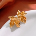 Détail de boucles d'oreilles géométriques dorées en forme de feuilles au fini poli - Aiguille en argent / Doré
