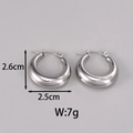 Detailansicht der silbernen hohlen geometrischen Ohrringe mit 2,5 cm Größenangabe - Klein / Silber