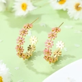 Pendientes de aro de acero inoxidable con margaritas en color rosa y dorado - Aros de Flores Rosas