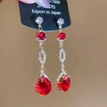 Macro di orecchini pendenti dorati con pietre rosse e strass luminosi per occasioni - Goccia d'Acqua Rossa (Perno in Argento)