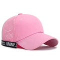 Rosa Baseballkappe mit langem schwarzem Band, weißem Buchstabendruck und gebogenem Rand - Verstellbar / Rosa