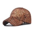 Detailansicht der dunkelbraunen Baseballkappe mit goldenem Leopardenmuster aus Wildleder - Bronzing Karamell