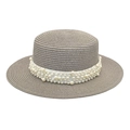 Détail d'un chapeau de paille gris à toit plat avec bandeau en perles blanches - M (56-58cm) / Gris clair
