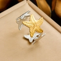 Vista macro dell'anello a stella marina bicolore con texture su supporto elegante - Design a Stella Marina (R565)