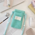 Dettaglio della borsa porta cellulare in mesh verde menta con tracolla a corda regolabile - Verde