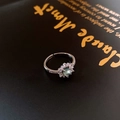 Macro di anello argento con pietra occhio di gatto verde e alone di zirconi scintillanti - Stile Girasole (Anello-Argento-Fiore)