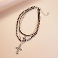 Dreilagige Halskette im Dark-Style mit Leder-Choker, Glasperlen und Silber-Kreuzanhänger - Schwarz