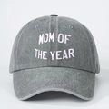 Detalle del bordado blanco Mom of the Year en una gorra de béisbol de mezclilla gris lavada - Gris