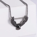 Détail du pendentif aigle vintage aux ailes déployées sur chaîne box argentée - Avec chaîne / Couleur Acier