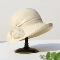 Chapeau de soleil en paille blanc crème avec ruban élégant et perle sur un support - Réglable / Blanc Cassé
