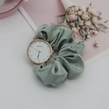 Elegante orologio dorato con cinturino in nastro verde chiaro e dettagli in strass - Verde