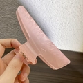 Pinza para el pelo en resina rosa mate con detalle de logo lateral en mano - Estilo Logo Trapezoide Rosa (2406357B)
