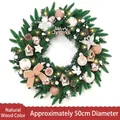 Couronne de Noël 50cm avec pommes de pin, boules or blanc, lumières LED et décor bois - 60cm Bois Blanc