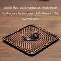 Détail du plateau à encens carré en alliage avec support en forme de petit escargot - Assiette à Grille + Escargot / Bronze Rouge