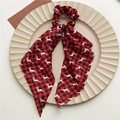 Elastico per capelli natalizio con motivo scozzese rosso nero e cervi bianchi - Scrunchie Con Nastro Lungo Cervo Bianco a Quadri Rossi e Neri in Raso